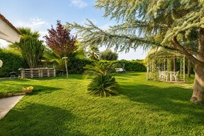 A well-maintained garden with a gazebo, a barbecue area, and various plants. - Wonderful  villa for 5 guests with WIFI, A/C, pool, TV, patio and panoramic view (Chiaramonte Gulfi)