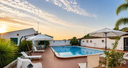Beautiful villa for 8 guests with A/C, WIFI, private pool, TV, veranda and panoramic view