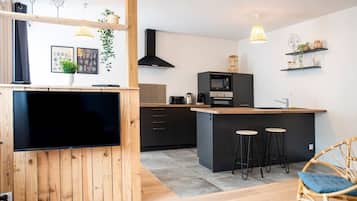 Kjøleskap, mikrobølgeovn, ovn og kaffetrakter/tekoker