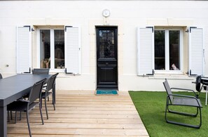 Outdoor dining - Mansion near downtown and the beach (Granville)