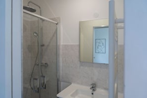 Bathroom - Triplex for 4 people, 10-minute walk from downtown (Caen)