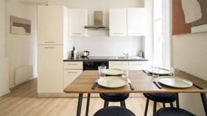 Coffee/tea maker, fridge, microwave, oven - A modern and welcoming historic neighborhood (Caen)