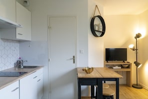 Een koelkast, een magnetron, een oven, een kookplaat