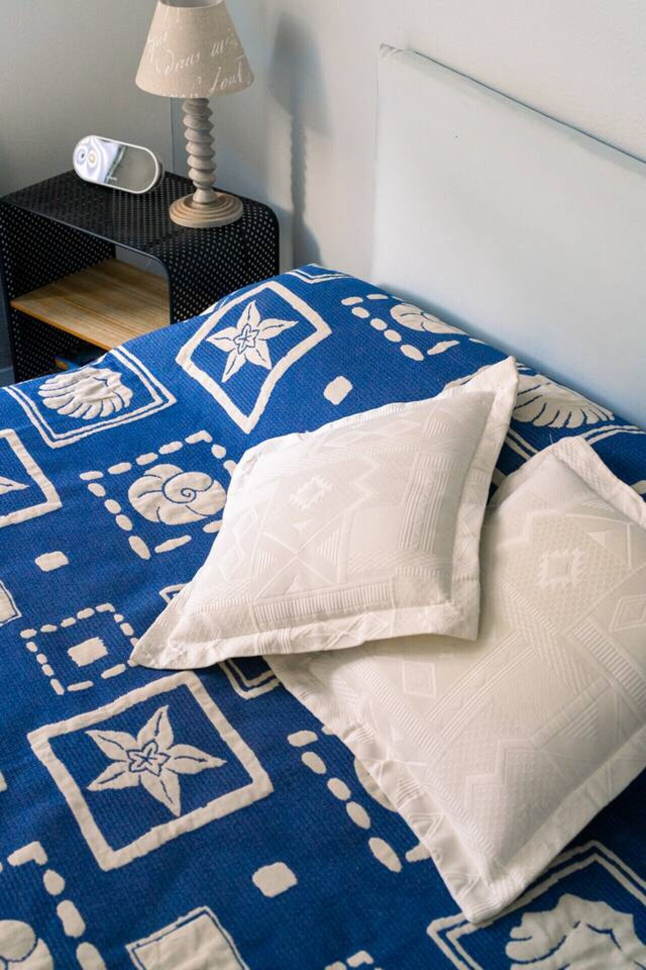 Tabla de planchar con plancha, cuna de viaje y ropa de cama 