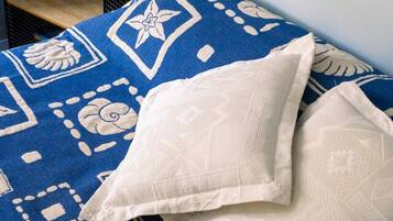 Tabla de planchar con plancha, cuna de viaje y ropa de cama