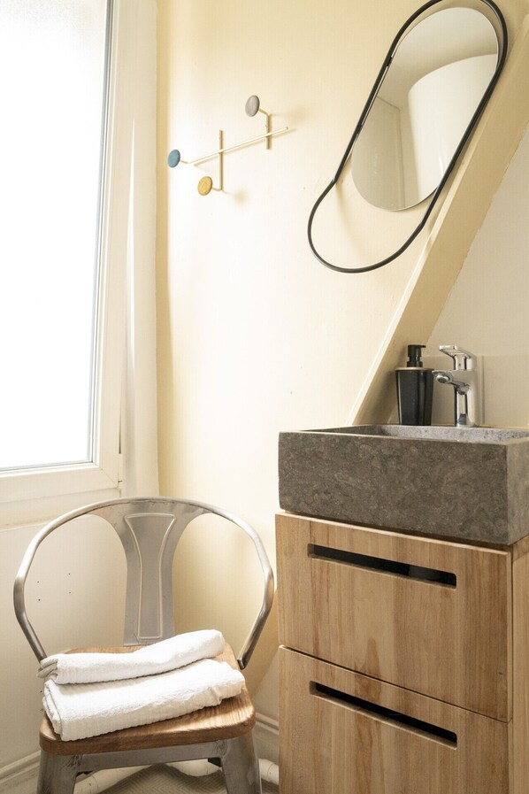 Interior - Caen: A cozy little home in a perfect location! (Caen)