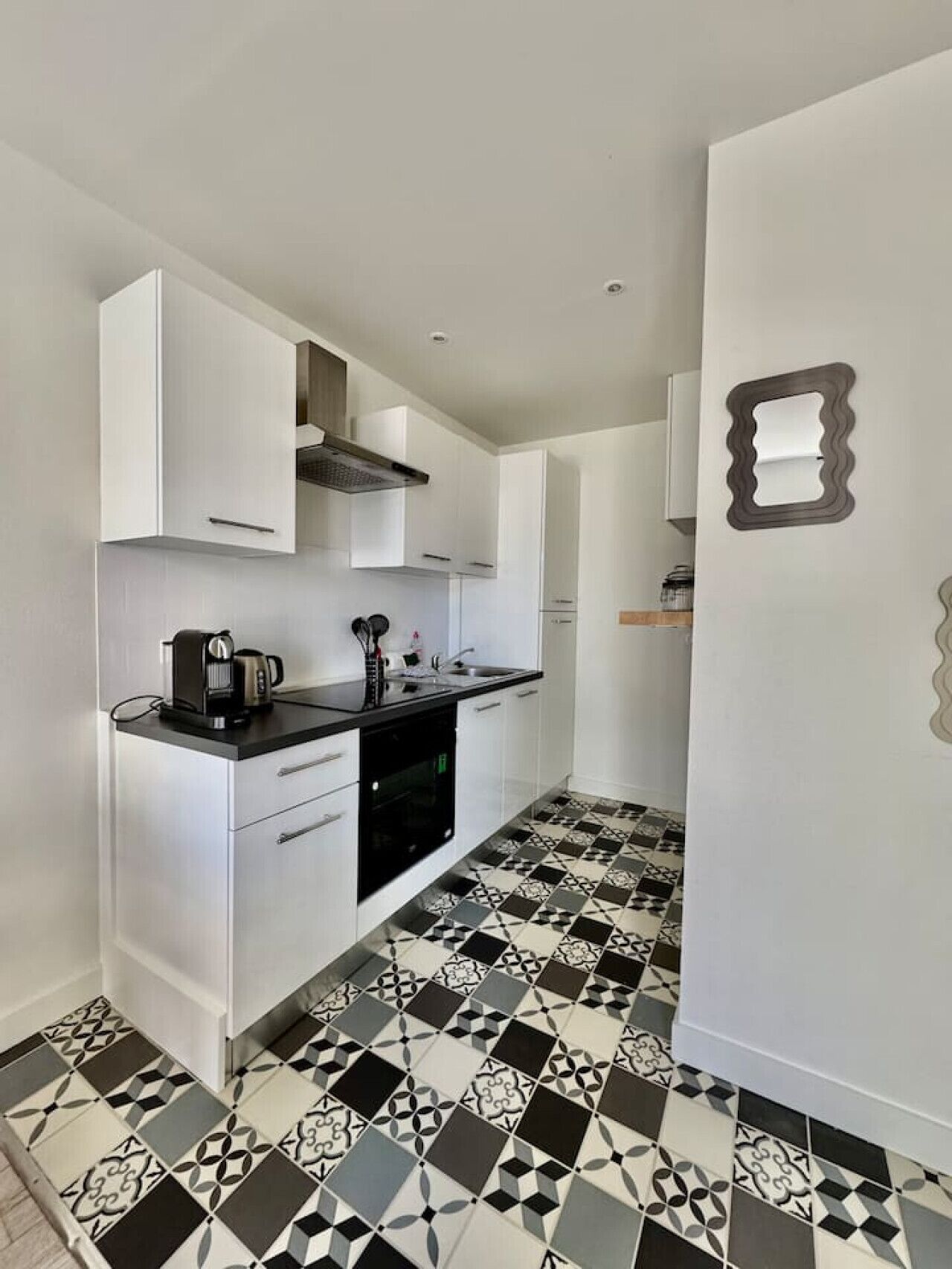 Kühlschrank, Mikrowelle, Ofen, Wasserkocher mit Kaffee-/Teezubehör