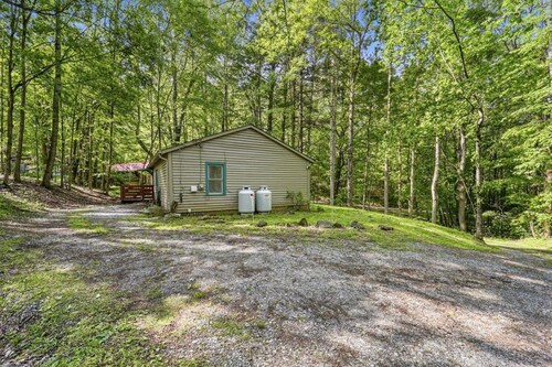 Creekside Couples Cabin | Fire Pit Near Boone