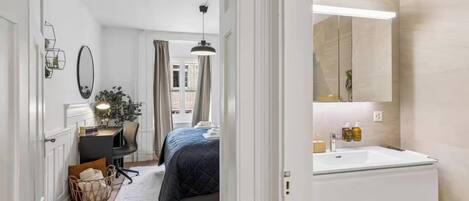 3 bedrooms, desk, iron/ironing board, free WiFi