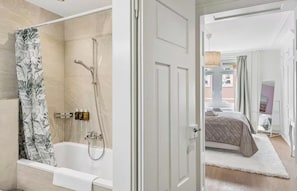 Douche, sèche-cheveux, savon, papier toilette