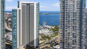 Un edificio di grandi dimensioni con un design architettonico moderno, caratterizzato da numerosi balconi e vista sul mare.