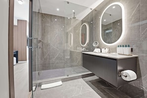 Shower, hair dryer, towels, shampoo - Executive Floor E11EVEN Suite with City Views (Miami)