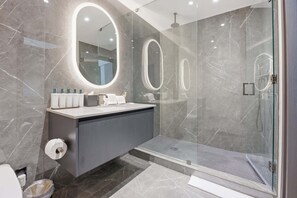 Dusche, Haartrockner, Handtücher, Shampoo