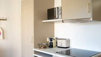 Kühlschrank, Mikrowelle, Wasserkocher mit Kaffee-/Teezubehör, Toaster