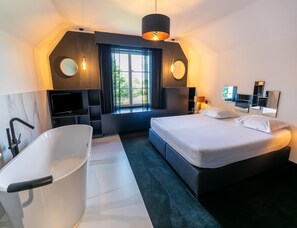 Nhà | 7 phòng ngủ, trang bị nội thất với thiết kế riêng biệt, bộ trải giường 