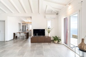 Honeymoon Suite with Panoramic Sea View | Interior