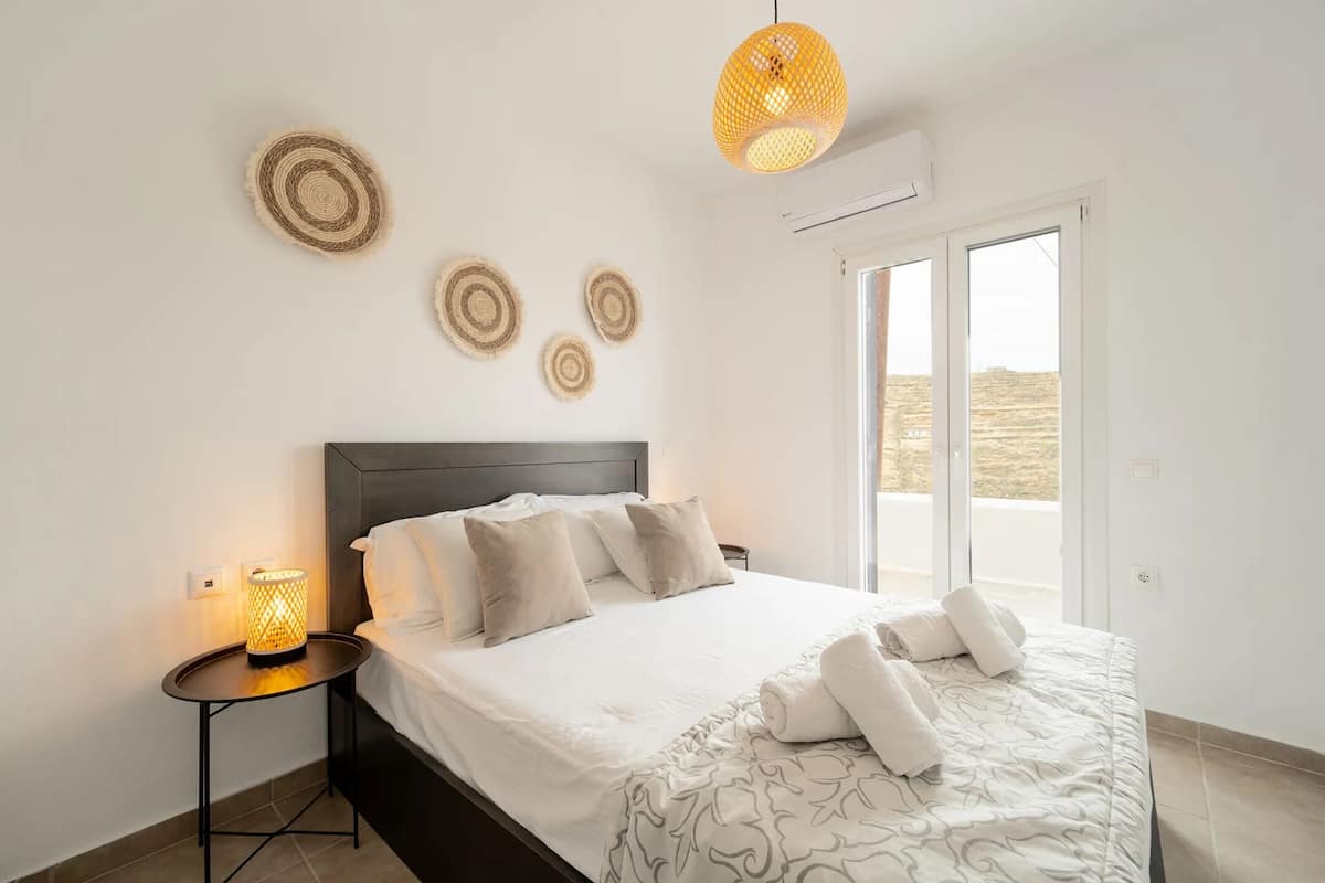 Superior Suite with Panoramic Sea View | Seprai antialergi, brankas, kedap suara, dan setrika/meja setrika