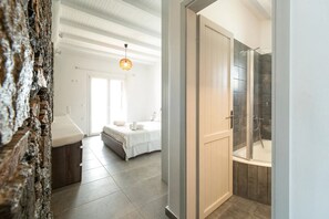Honeymoon Suite with Panoramic Sea View | Baño | Secadora de cabello, toallas, jabón, shampoo 