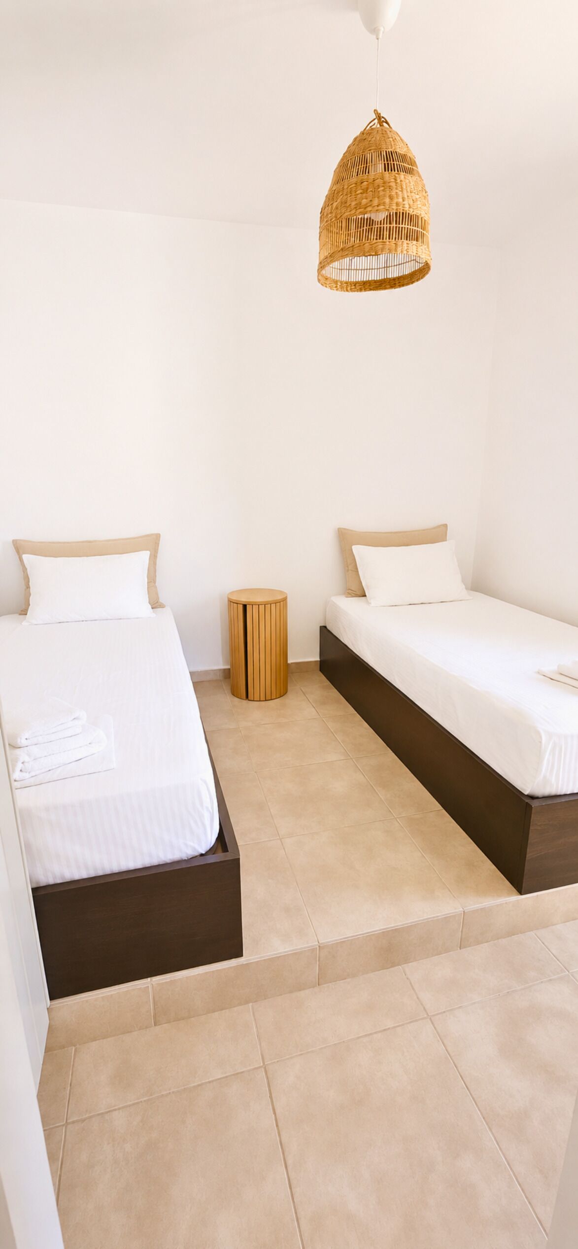 Standard Suite with Side Sea View | Ropa de cama hipoalergénica y caja de seguridad en la habitación 