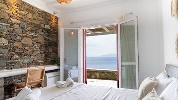 Honeymoon Suite with Panoramic Sea View | Hypo-allergenic bedding available, in-room safe, soundproofing