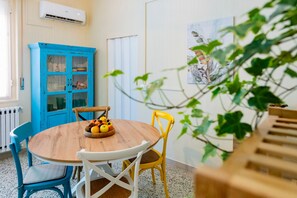 Dining - A charming 90-square-meter villa, perfect for six guests, featuring a private street-level entrance.The property is situated in a quiet area of ​​Silvi and enjoys a great location: thanks to a pedestrian path, you can reach the sea in just 10 minutes (Silvi)