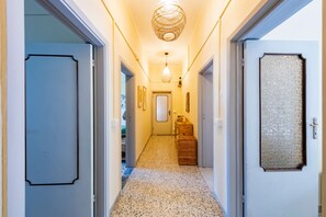 Interior - A charming 90-square-meter villa, perfect for six guests, featuring a private street-level entrance.The property is situated in a quiet area of ​​Silvi and enjoys a great location: thanks to a pedestrian path, you can reach the sea in just 10 minutes (Silvi)