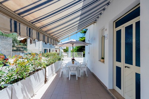A charming 90-square-meter villa, perfect for six guests, featuring a private street-level entrance.The property is situated in a quiet area of ​​Silvi and enjoys a great location: thanks to a pedestrian path, you can reach the sea in just 10 minutes