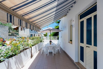A charming 90-square-meter villa, perfect for six guests, featuring a private street-level entrance.The property is situated in a quiet area of ​​Silvi and enjoys a great location: thanks to a pedestrian path, you can reach the sea in just 10 minutes
