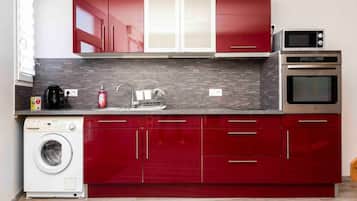Coffee/tea maker, fridge, microwave, oven