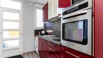 Coffee/tea maker, fridge, microwave, oven