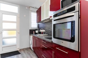 Coffee/tea maker, fridge, microwave, oven - Quiet triplex for 5 people (Caen)
