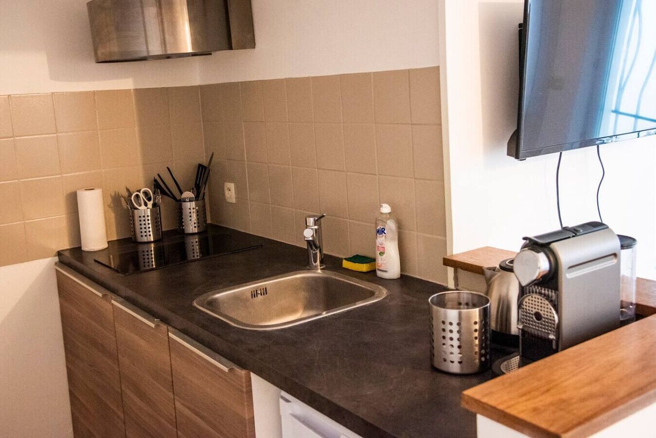 Cafetière/bouilloire, réfrigérateur, micro-ondes, grille-pain