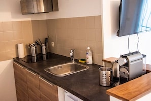 Réfrigérateur, micro-ondes, cafetière/bouilloire, grille-pain