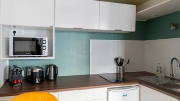 Cafetière/bouilloire, réfrigérateur, micro-ondes, grille-pain