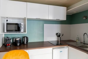 Coffee/tea maker, fridge, microwave, toaster - Charming Studio Apartment - Rue Froide (Caen)