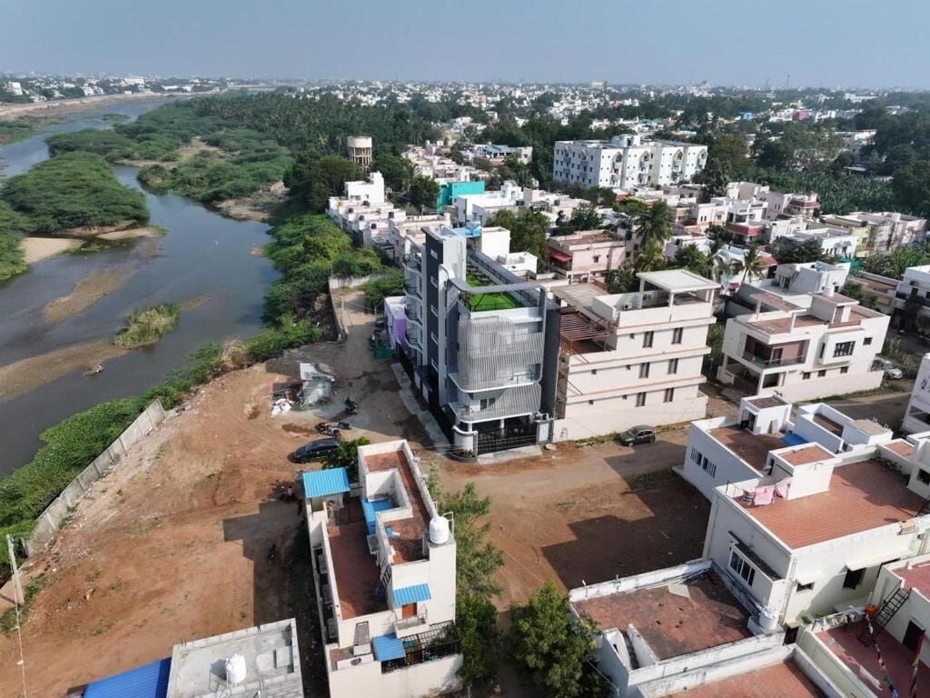 Zona residencial con edificios modernos, un río y cielo despejado.