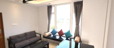 Appartement, balcon, vue sur le fleuve | Aire de séjour