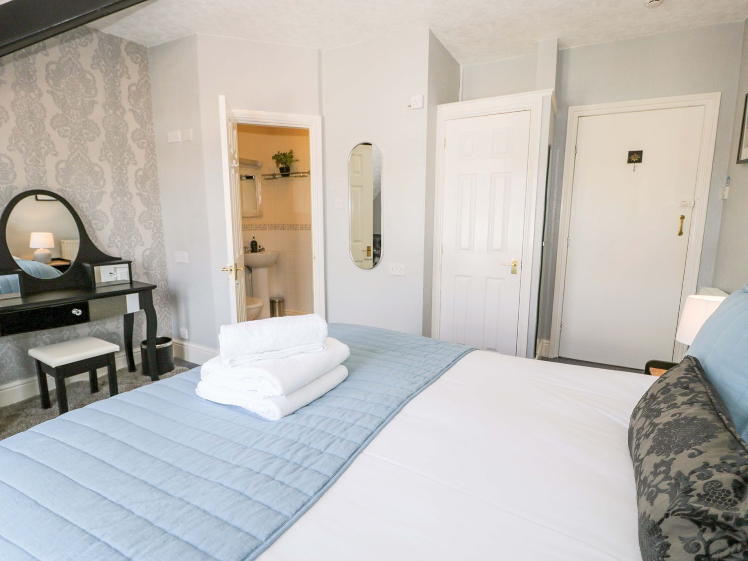 8 bedrooms, WiFi (free), individually decorated, individually furnished