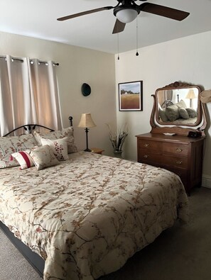 Room - 3-bedroom house In Jacksonville, IL (Jacksonville)