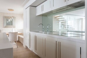 Wasserkocher mit Kaffee-/Teezubehör, Kühlschrank, Mikrowelle