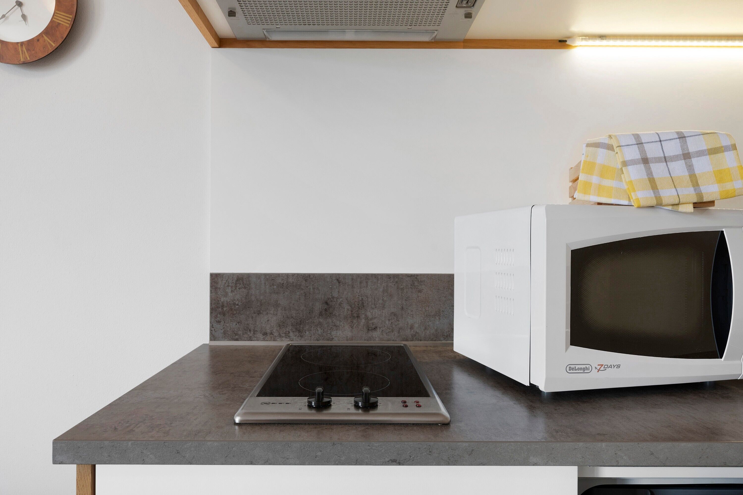 Coffee/tea maker, fridge, microwave, stovetop