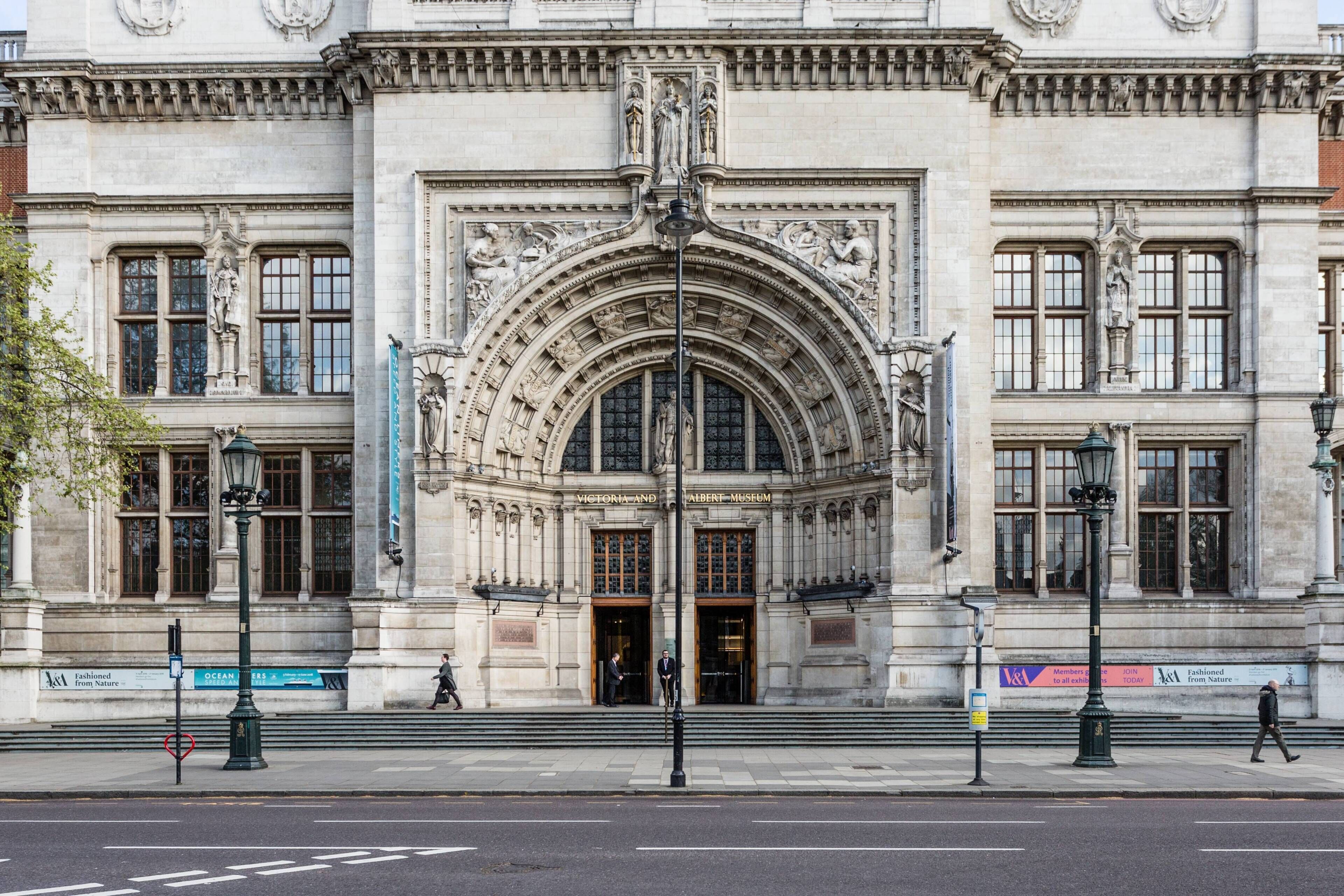 Ein historisches Gebäude mit aufwendiger Architektur, großen Rundbogenfenstern und einem markanten Eingang.