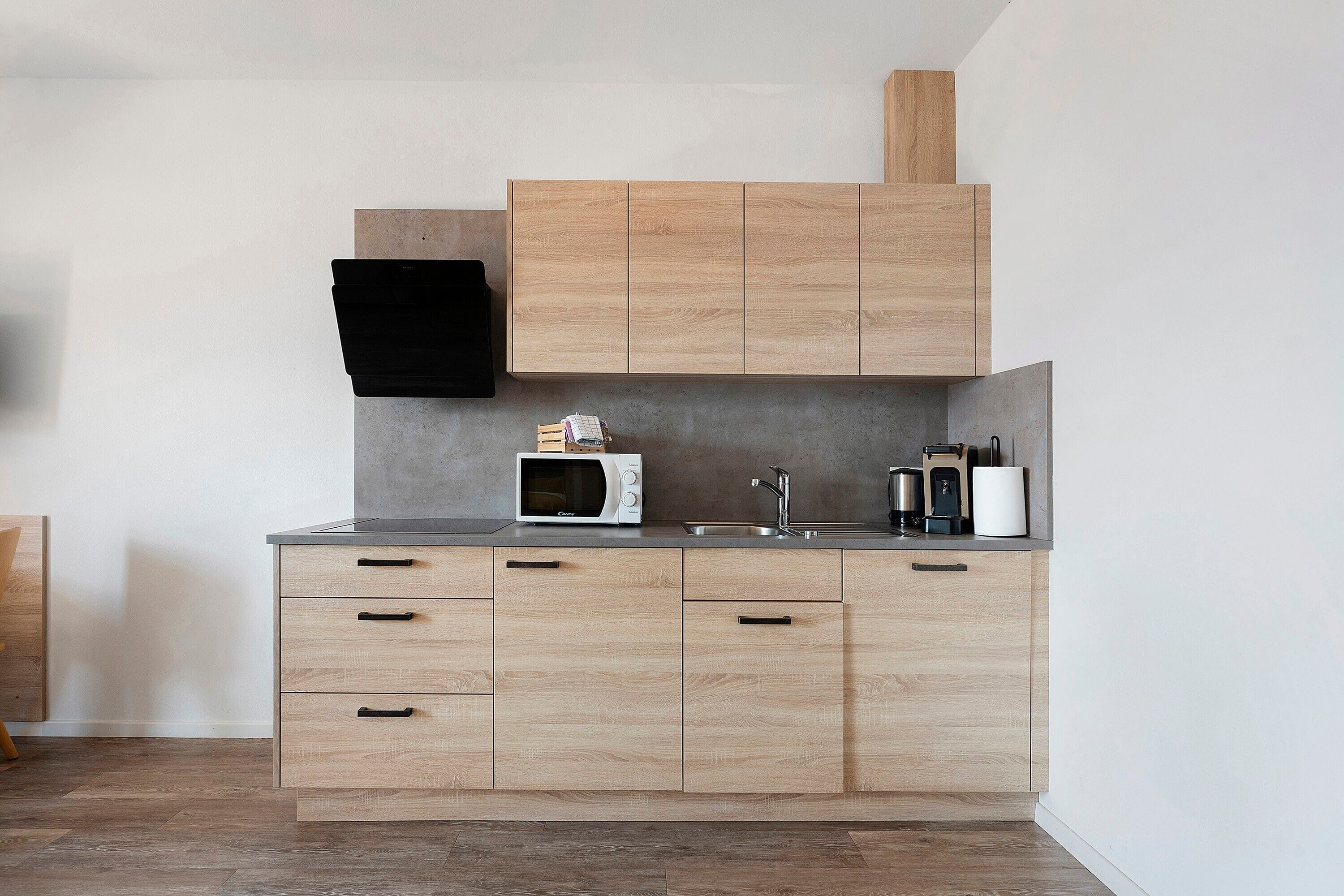 Coffee/tea maker, fridge, microwave, stovetop