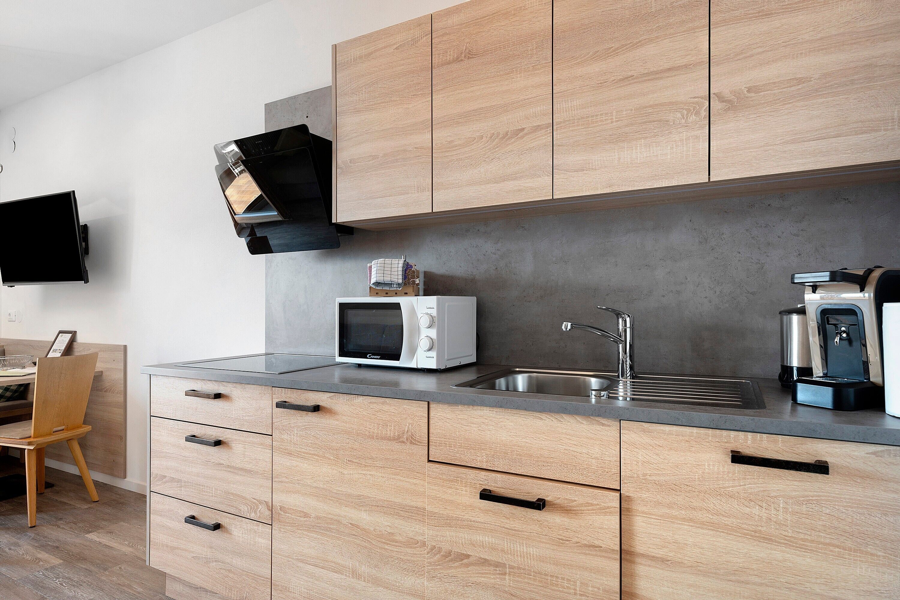 Wasserkocher mit Kaffee-/Teezubehör, Kühlschrank, Mikrowelle, Herdplatte