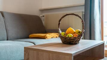 Fernseher, Tischtennisplatte