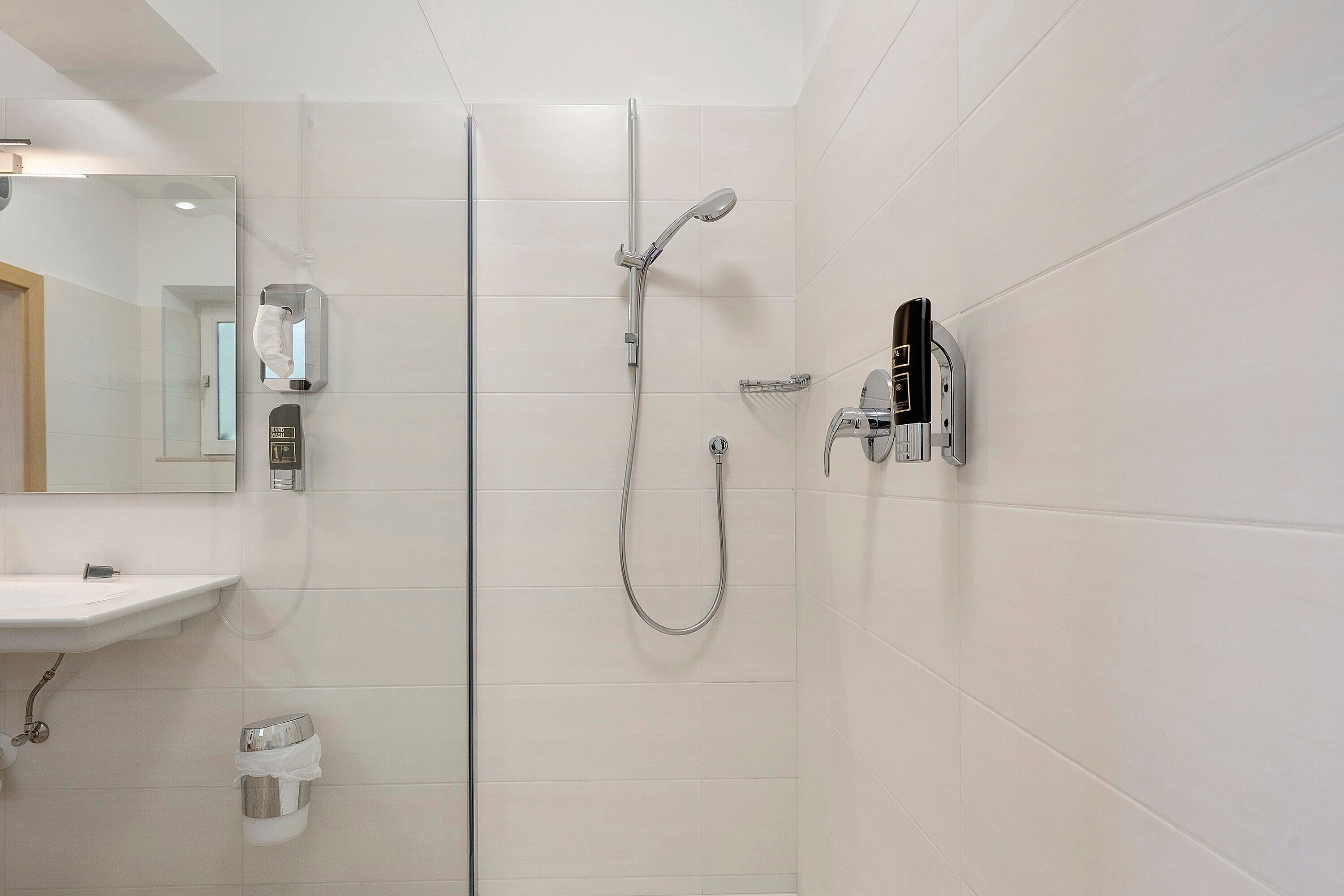 Douche, sèche-cheveux, serviettes fournies