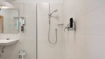Douche, sèche-cheveux, serviettes fournies