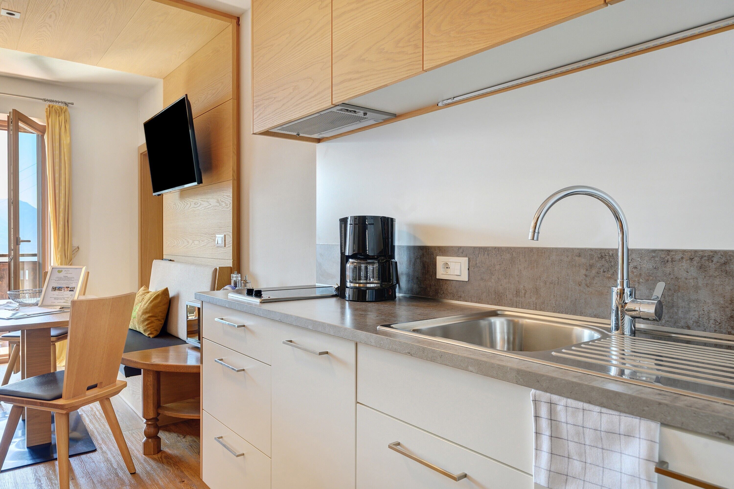 Coffee/tea maker, fridge, microwave, stovetop