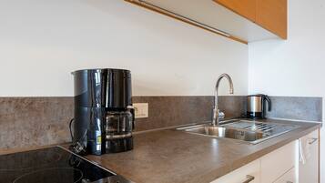 Wasserkocher mit Kaffee-/Teezubehör, Kühlschrank, Mikrowelle, Herdplatte