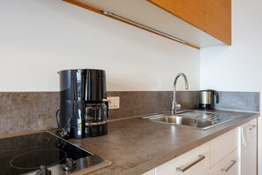 Cafetière/bouilloire, réfrigérateur, micro-ondes, plaque de cuisson